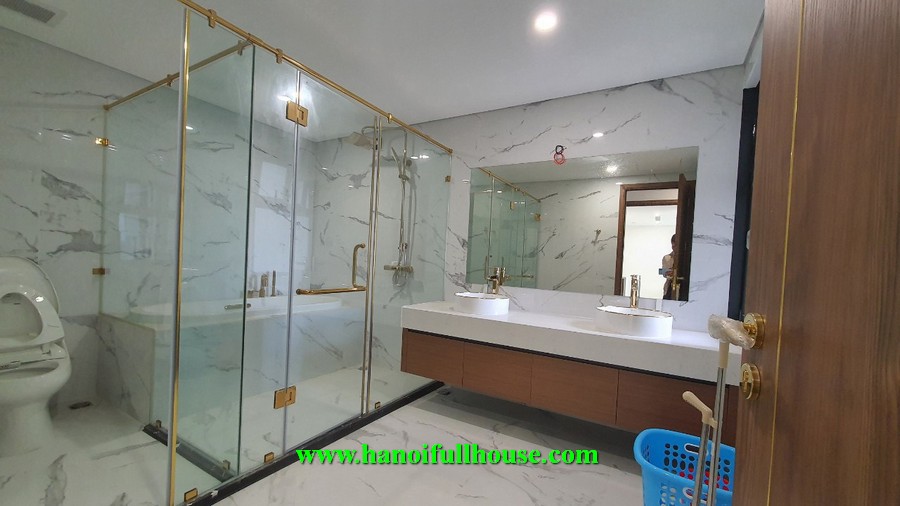 you only need to spend 600$/month to rent this gold plated apartment in Hanoi-Sunshine City Towers